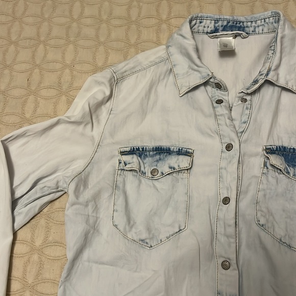 Ci Sono long sleeve faded blue jean button up top - Picture 2 of 5